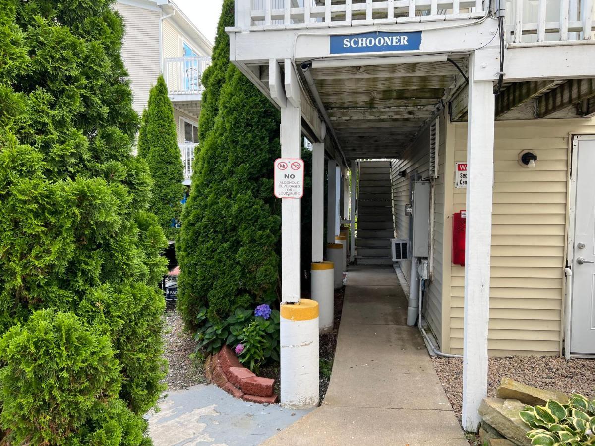 Ships Hotel