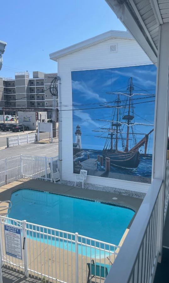 Hotel Ships