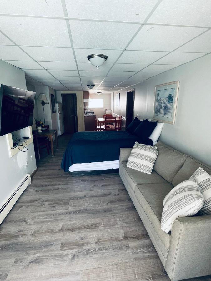 Hotel Ships