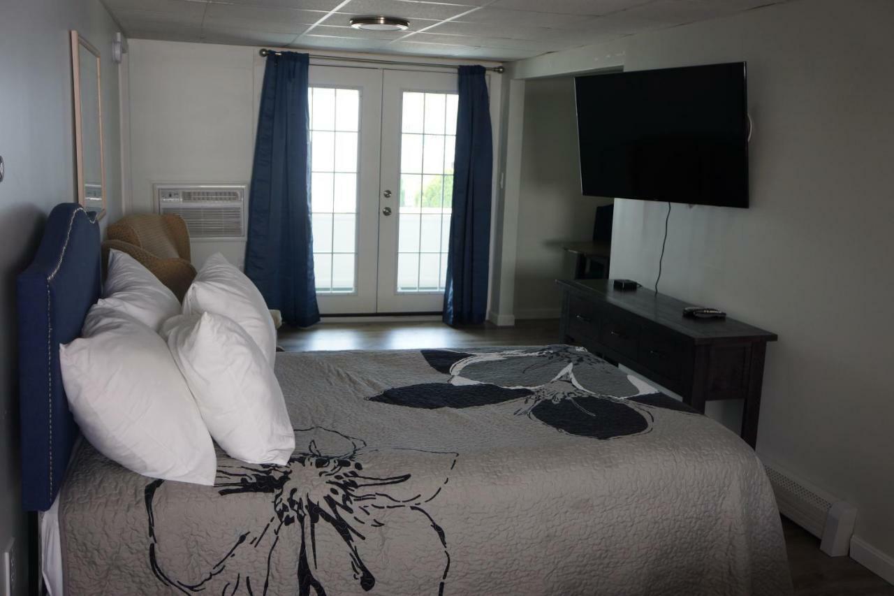 Ships Hotel Hampton